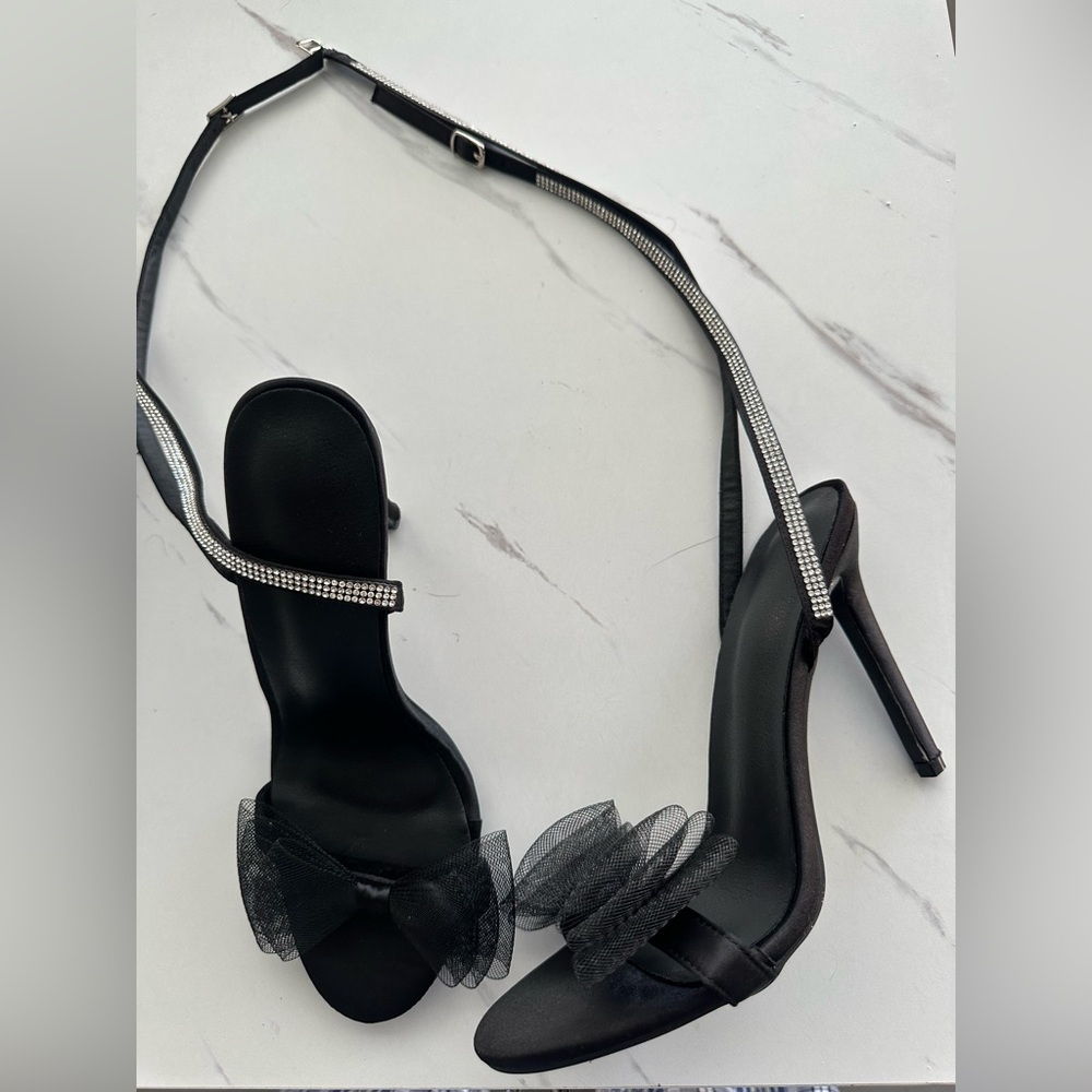 Bow heels